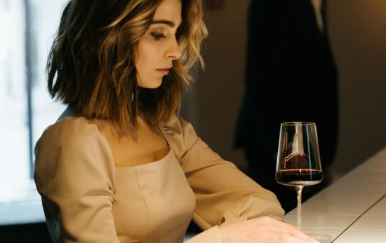 Una mujer analizando por qué no recuerda nunca los nombres de los amigos de su pareja / PEXELS Una mujer analizando por qué no recuerda nunca los nombres de los amigos de su pareja / PEXELS