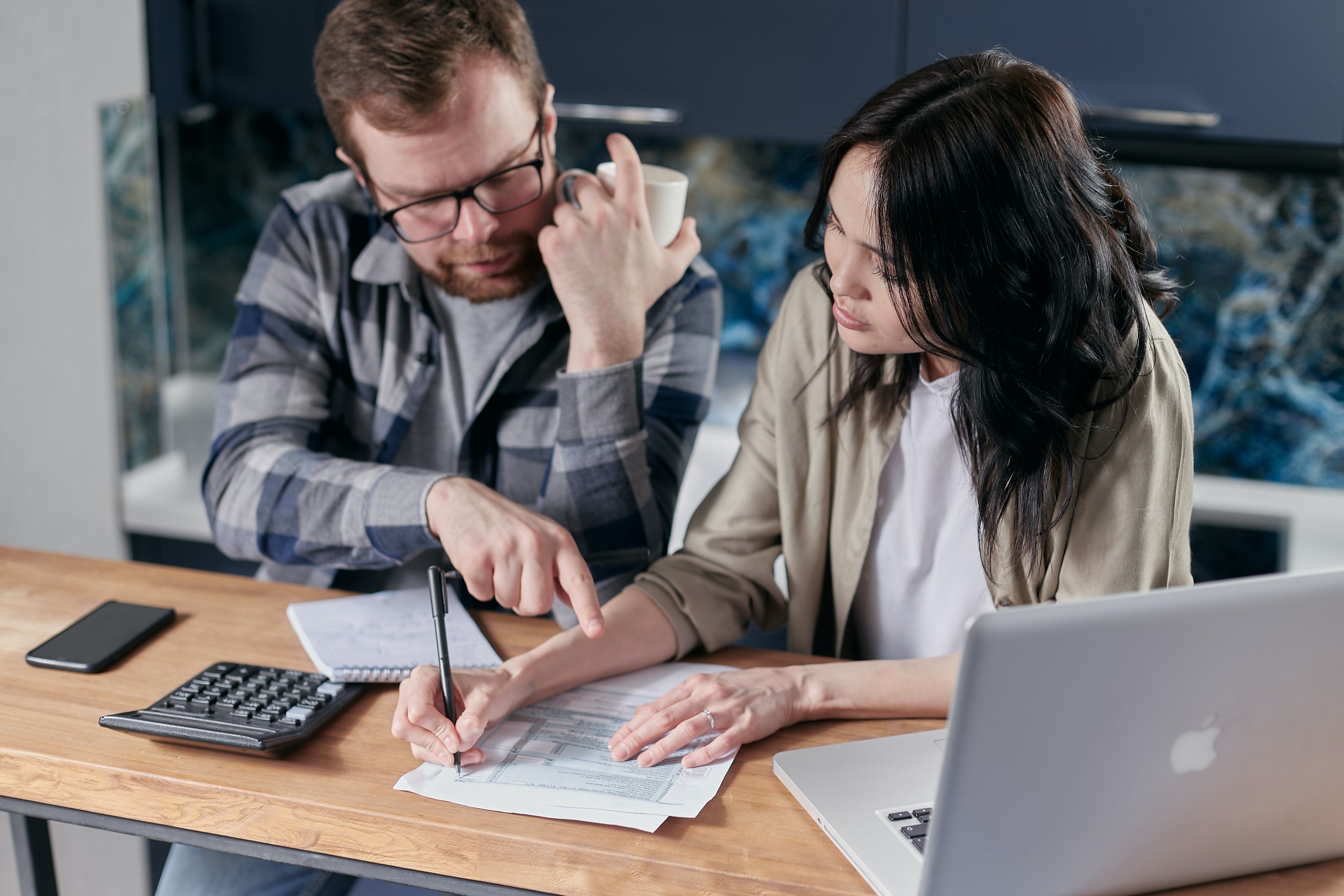 Una pareja hace cuentas antes de contratar el crédito de Movistar Money / PEXELS