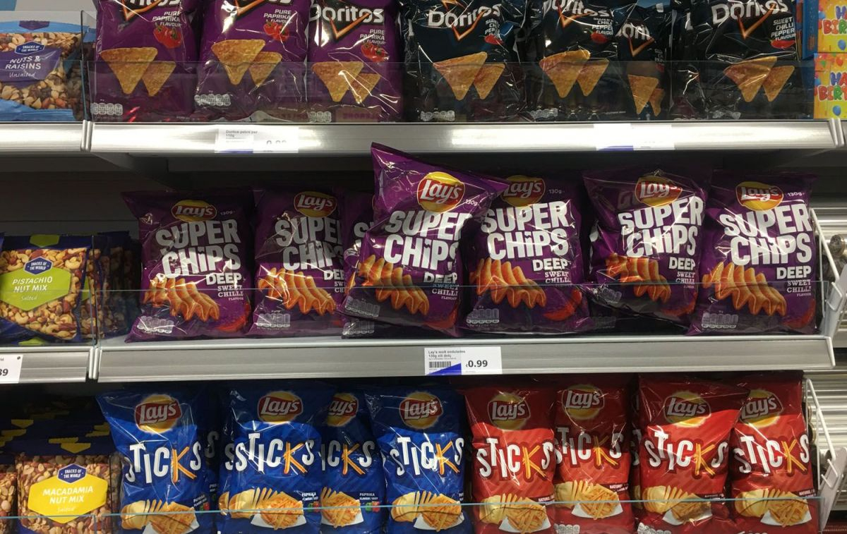 Diferentes bolsas de patatas fritas en un supermercado