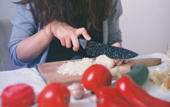 Una persona corta verdura para el sofrito / PEXELS Una persona corta verdura para el sofrito / PEXELS