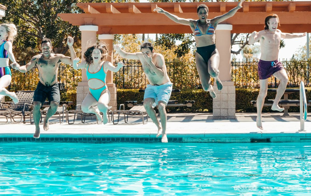 Un grupo de amigos se tira a una piscina / PEXELS
