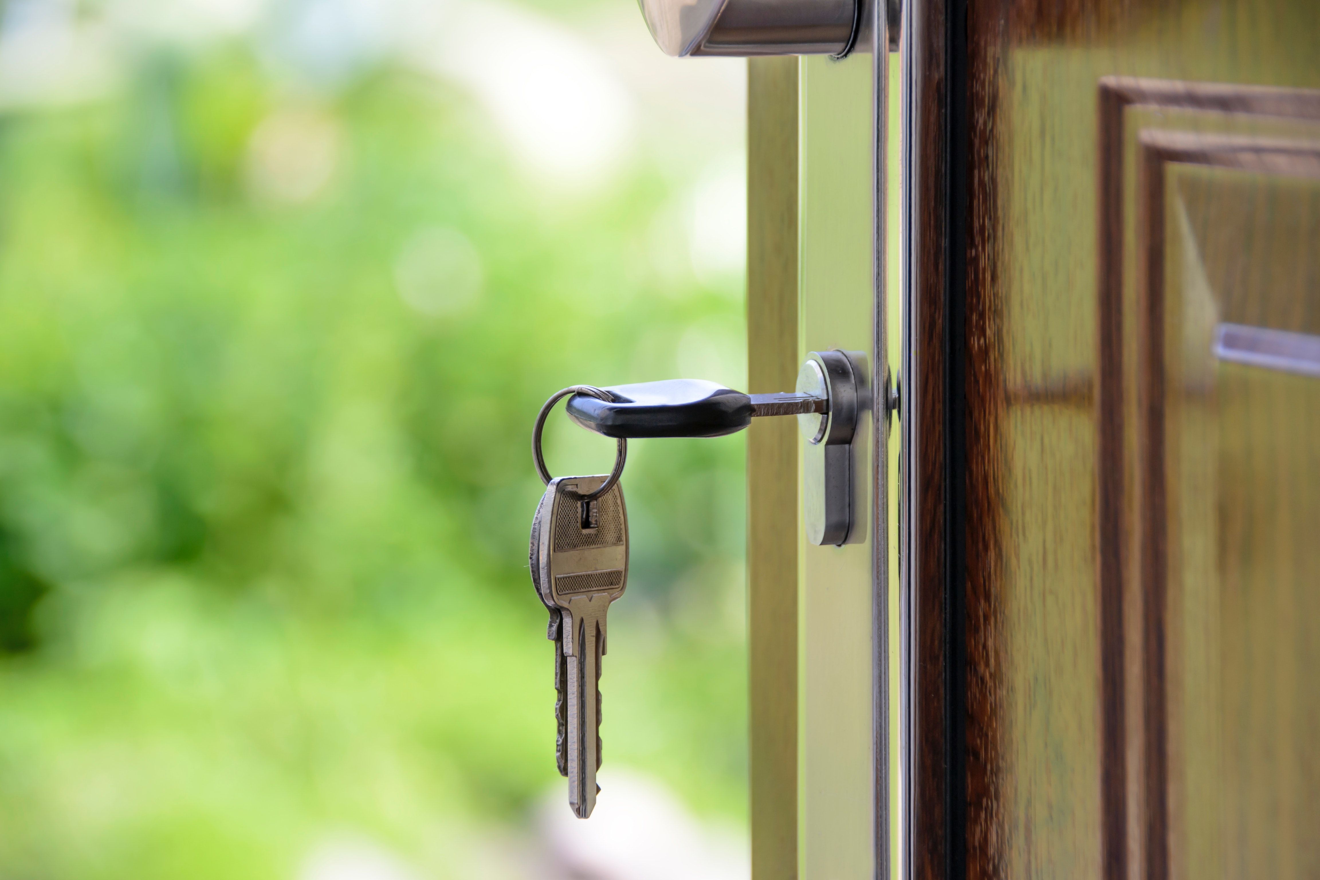 Llaves en la puerta de una casa / PEXELS