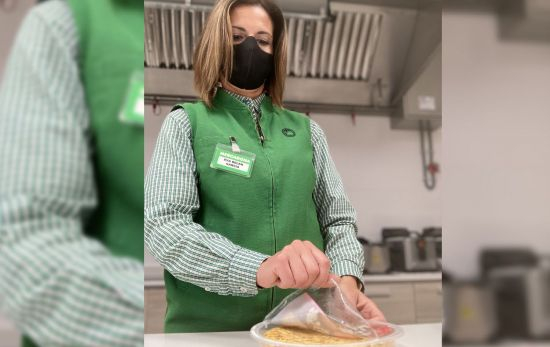 Una trabajadora abre el producto de tortilla de Mercadona/ MERCADONA Una trabajadora abre el producto de tortilla de Mercadona/ MERCADONA