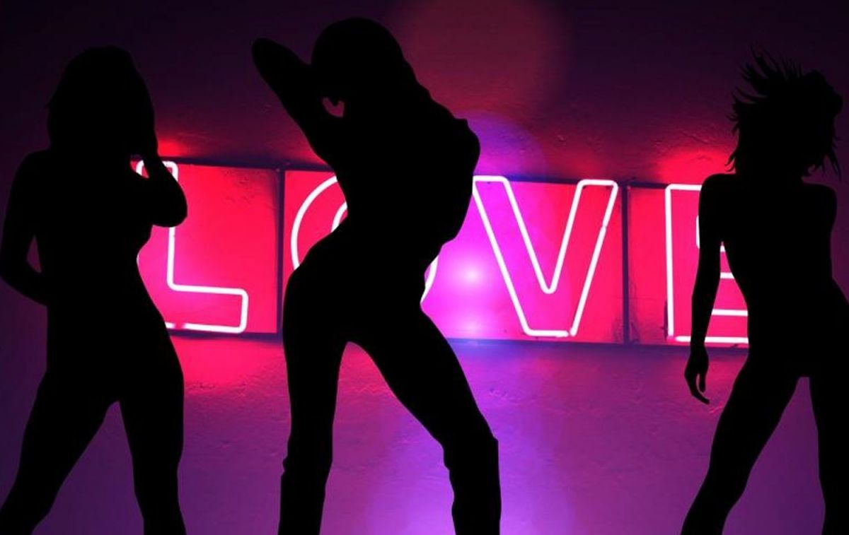 Tres bailarinas en un club de striptease