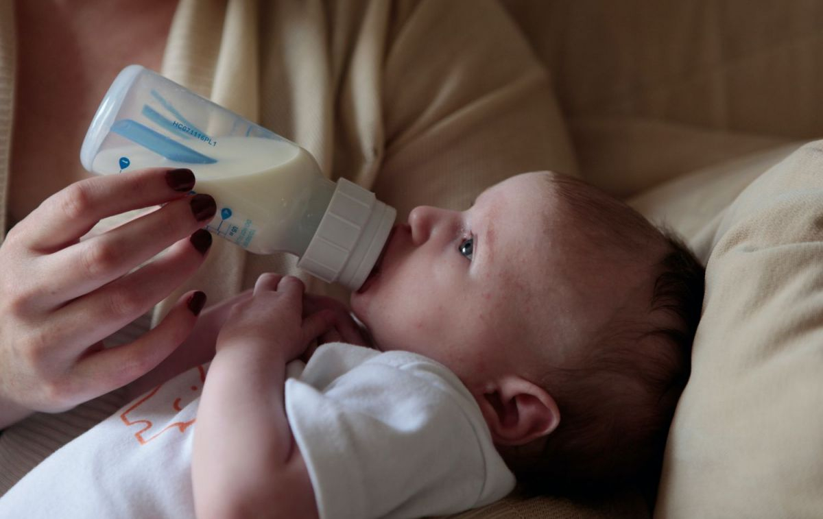 Un bebé en una de sus tomas de leche / UNSPLASH
