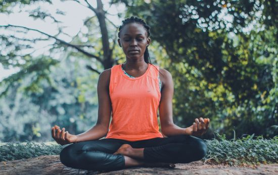 Una mujer durante una meditación / PEXELS
