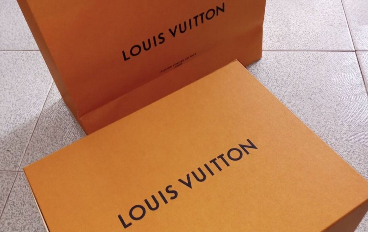 Una bolsa y una caja vacía de Louis Vuitton