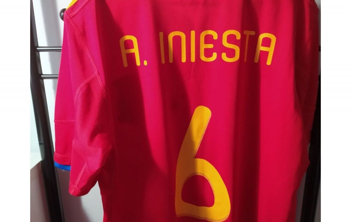 La camiseta con el nombre y el dorsal de Andrés Iniesta