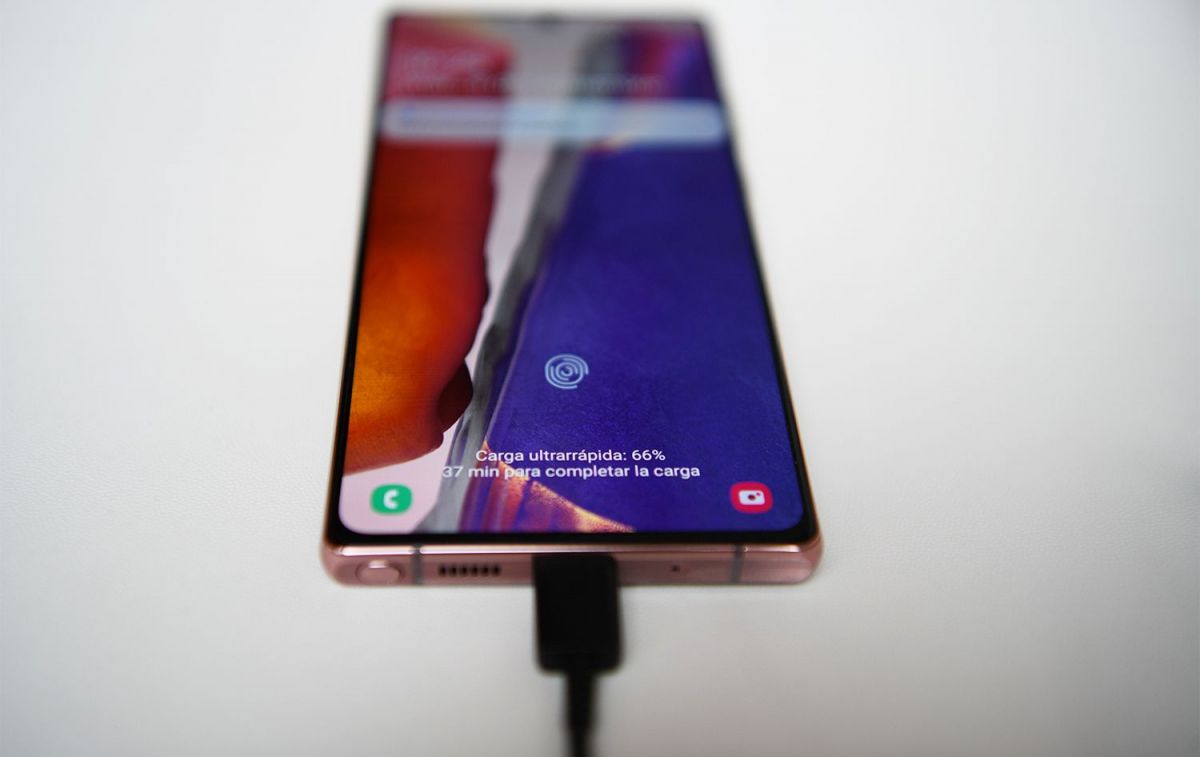 El teléfono Samsung Galaxy Note 20 5G con carga rápida / CG