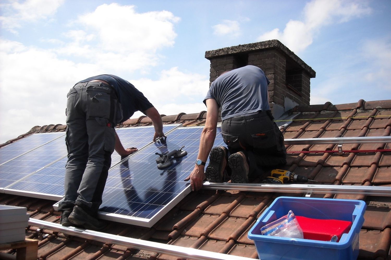 Dos operarios colocan un panel solar / PIXABAY