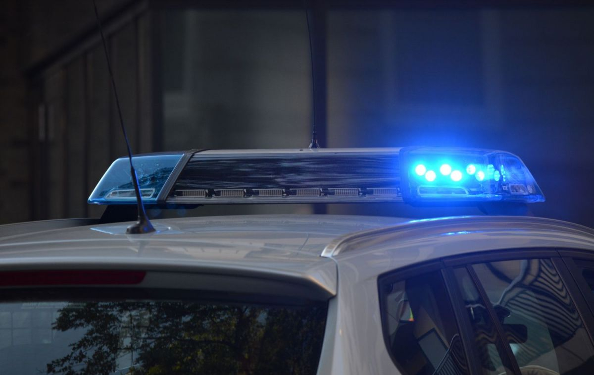 Un coche de policía con las luces encendidas / PEXELS