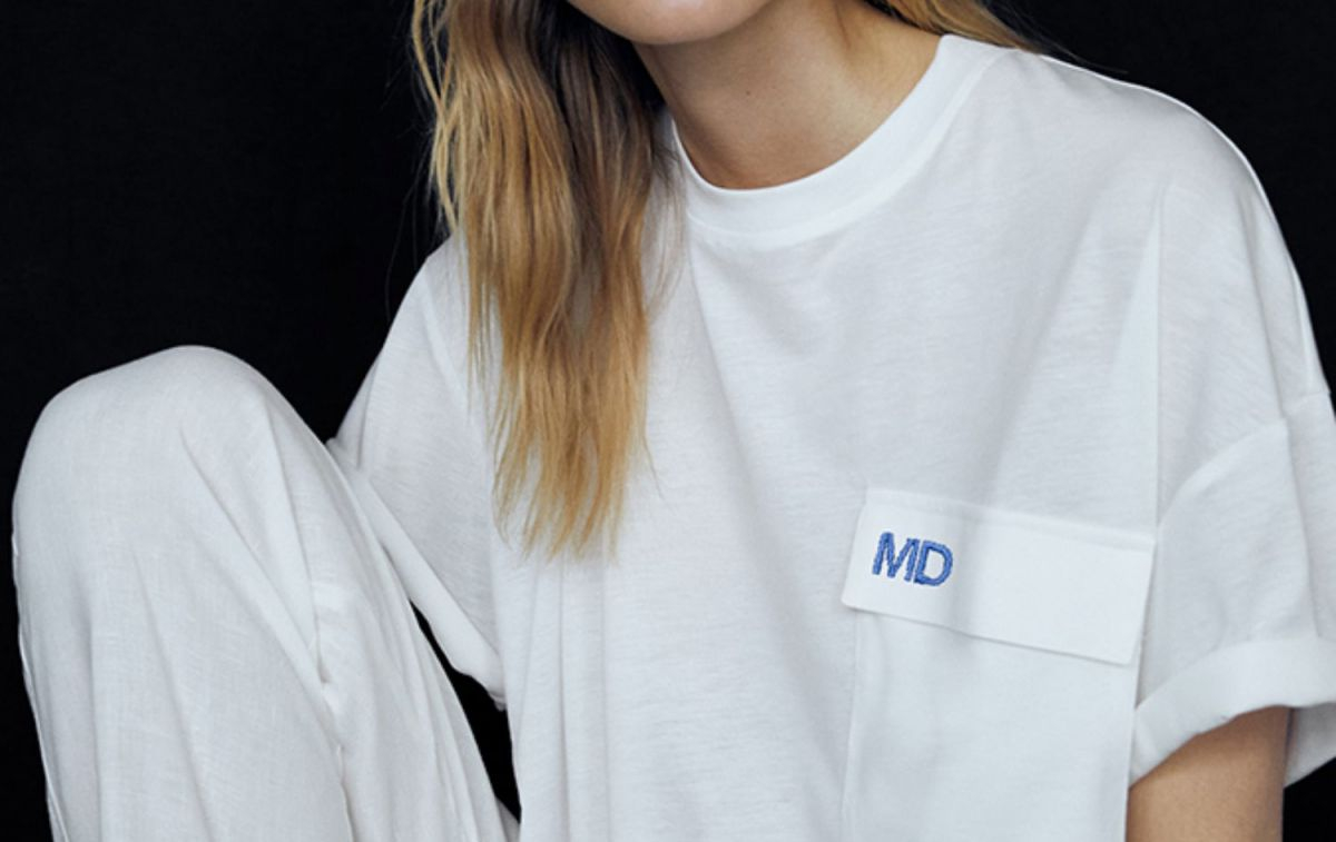 Una camiseta de Massimo Dutti con iniciales grabadas / MASSIMO DUTTI