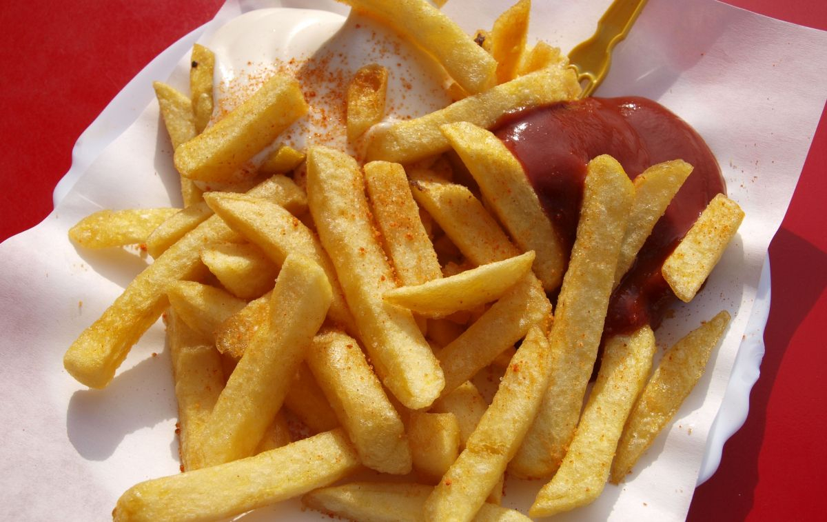 Un plato de patatas fritas con ketchup / PEXELS
