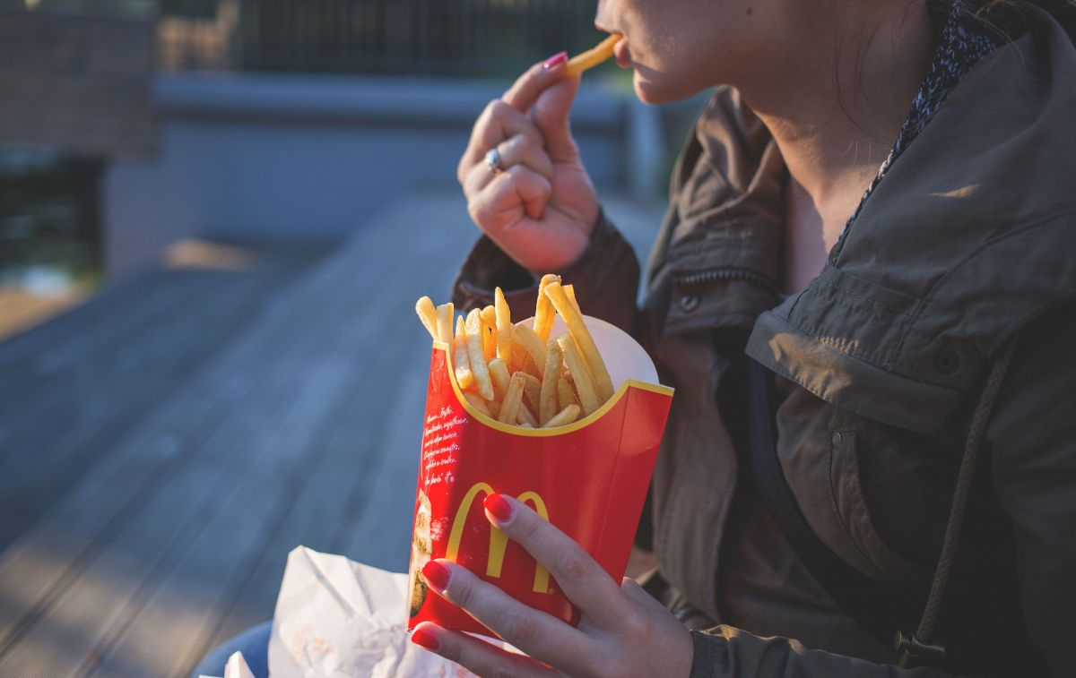 Una usuaria come unas patatas fritas francesas de McDonald's / PEXELS