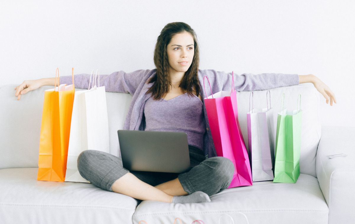 Una mujer con bolsas de sus compras por Internet / PEXELS