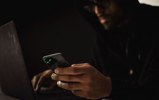 Un ciberdelincuente prepara una de las estafas más comunes / PEXELS Un ciberdelincuente prepara una de las estafas más comunes / PEXELS