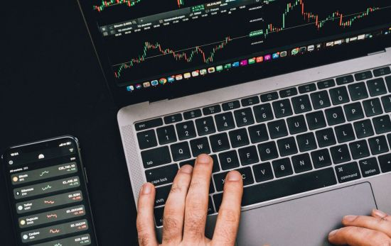 Una persona consulta la cotización de criptomonedas / PEXELS Una persona consulta la cotización de criptomonedas / PEXELS