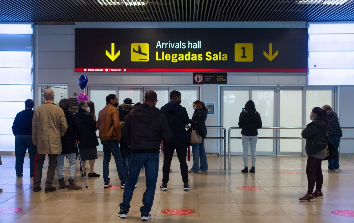 Varias personas esperan en la sala de llegadas del aeropuerto / EP